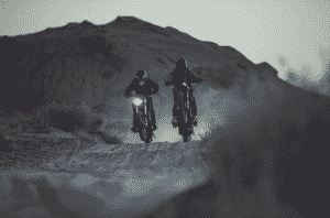 Moto cross électrique : le comparatif avec ses versions thermiques