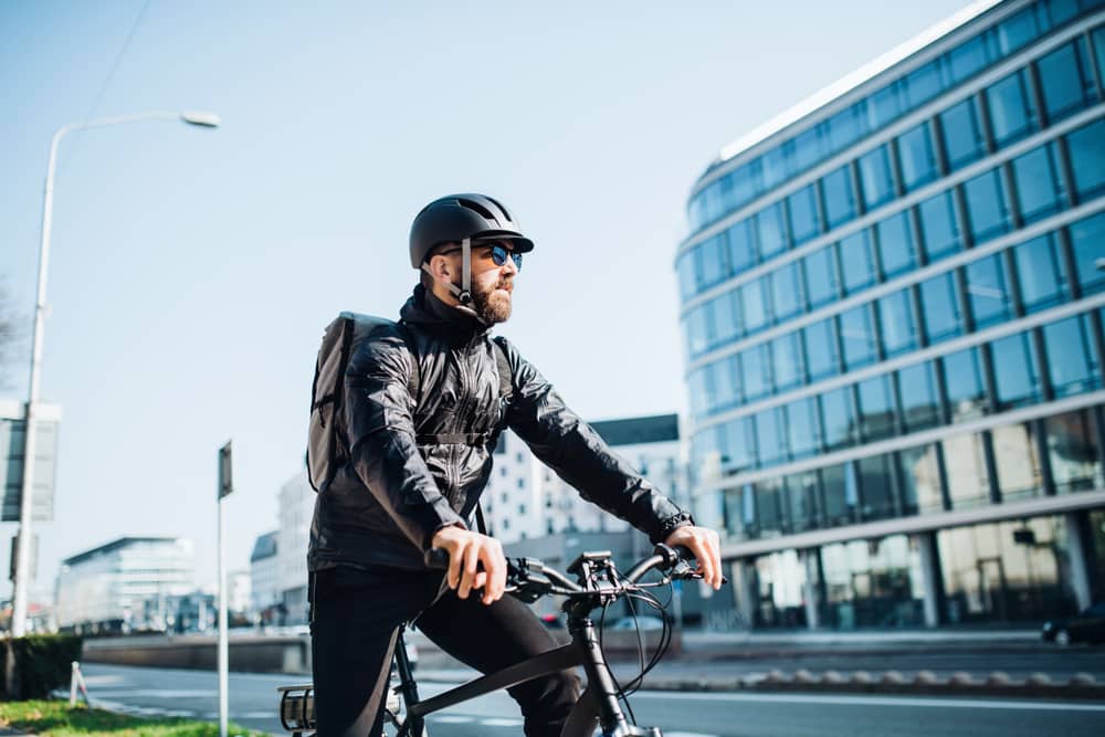 personne posant sur un vélo électrique